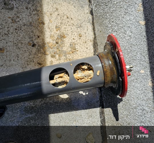 צינור סולארי עם חלודה וחלקים שבורים